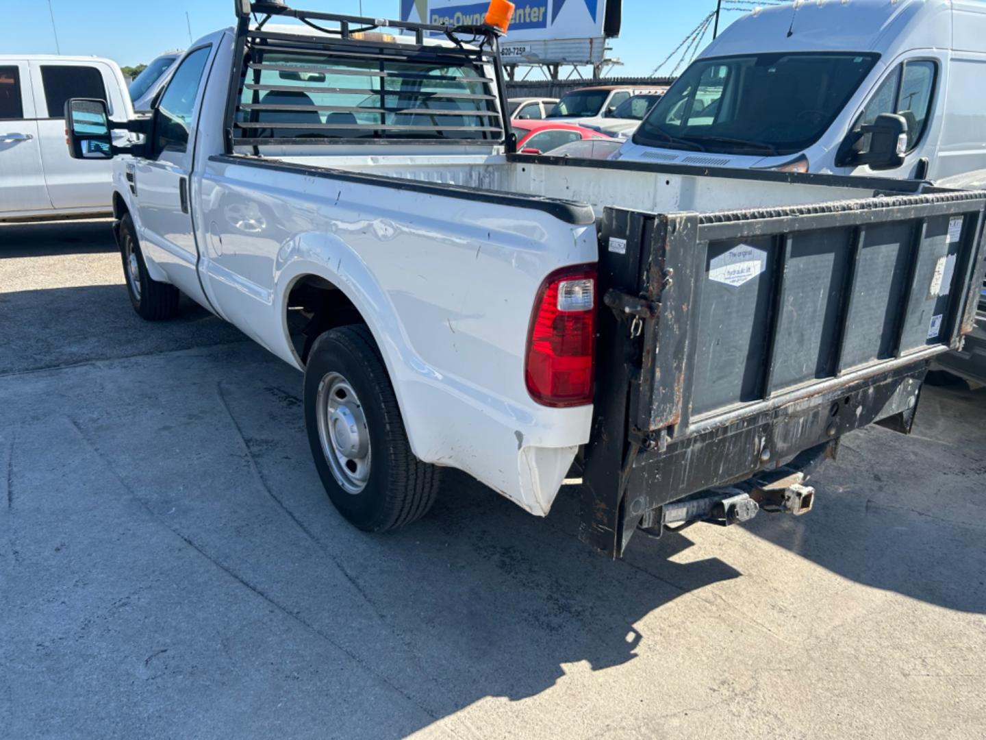 2010 White Ford F-250 SD XL 2WD (1FTNF2A52AE) with an 5.4L V8 SOHC 16V engine, located at 1687 Business 35 S, New Braunfels, TX, 78130, (830) 625-7159, 29.655487, -98.051491 - Photo#1